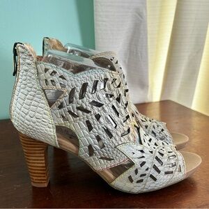 L'ARTISTE Spring Step Amora Grey Leather Cut Out Croc Peep Toe Bootie 7.5/8 38